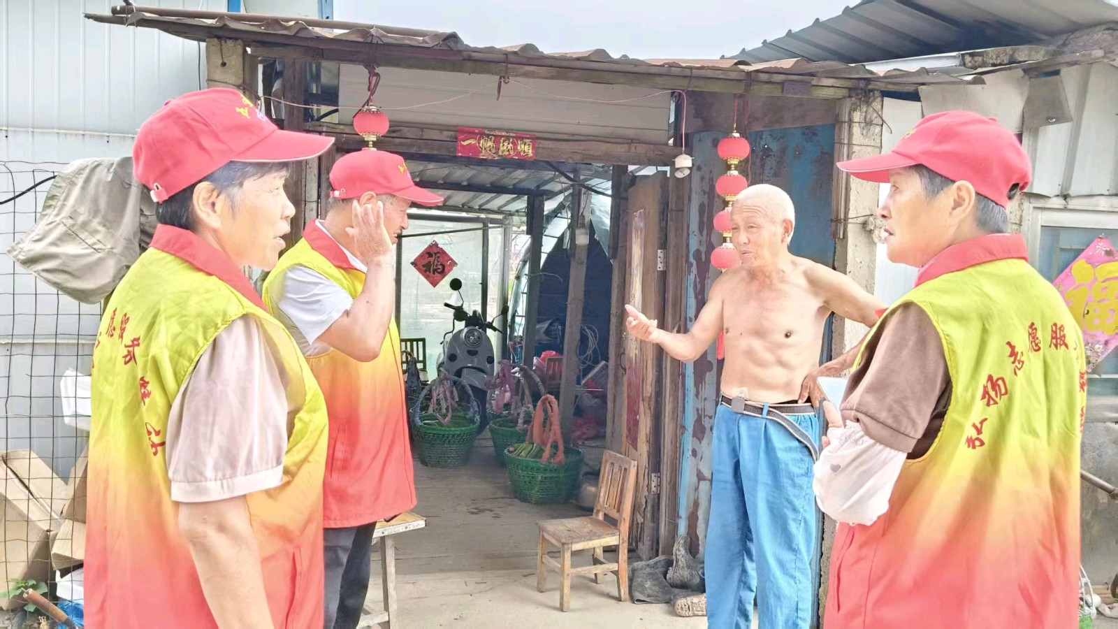 田间调研丝瓜基地 志愿助农拓宽销路（图2）