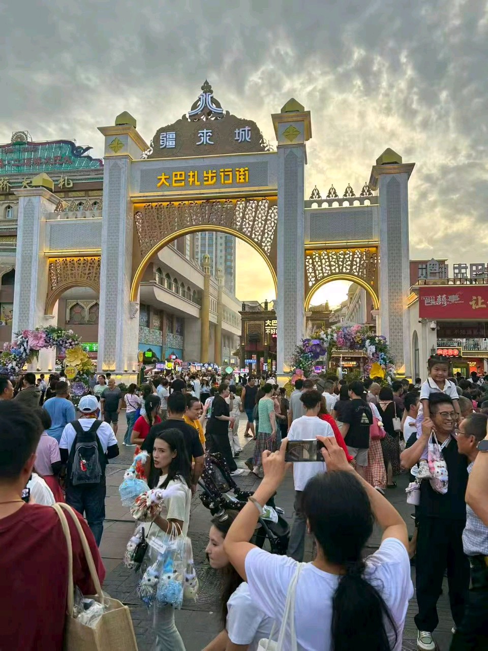 【都市头条成都文苑编辑部】主编周原翁;诗文作者楊达.屈军强.翟功印.肖乃生.王兵.康登科.秦牛.冯期武.何俊锋.边丽萍.楊云冰.强玉昌.肖乃生.楊烈焰.张培兰.(图18)