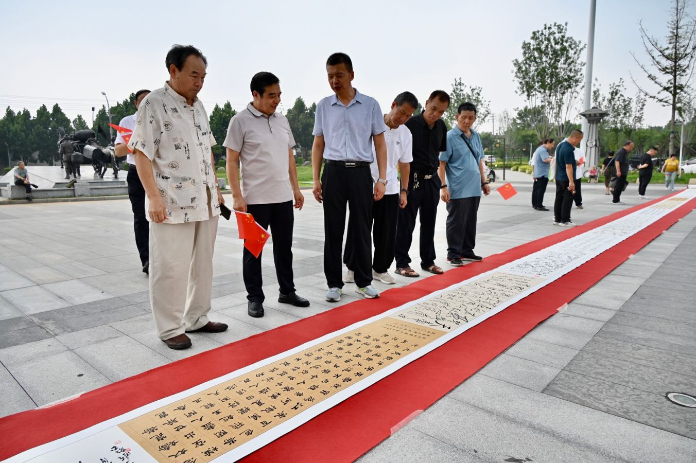 洛阳偃师:百米长卷写长征 一纸翰墨客家情(图4)