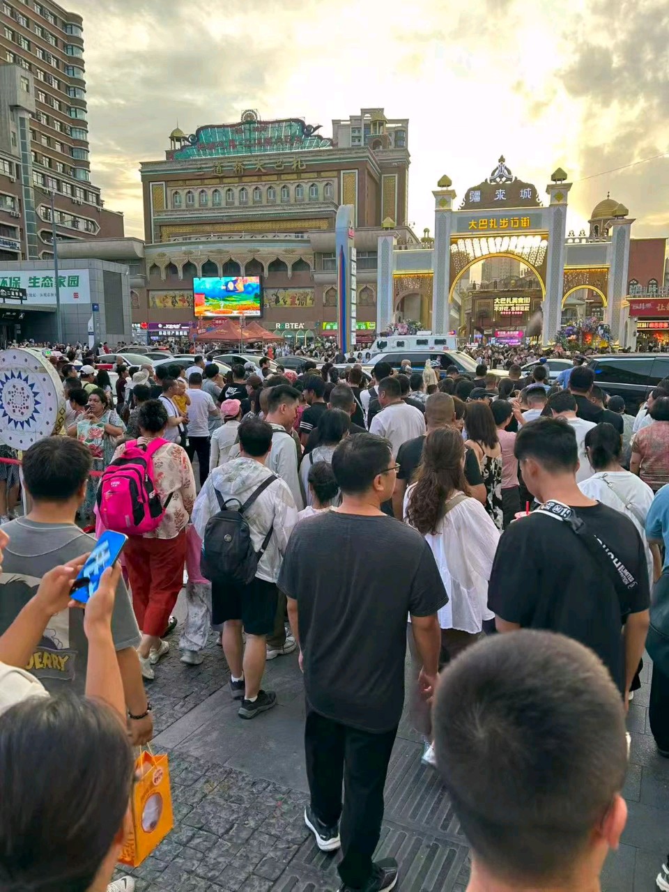 【都市头条成都文苑编辑部】主编周原翁;诗文作者楊达.屈军强.翟功印.肖乃生.王兵.康登科.秦牛.冯期武.何俊锋.边丽萍.楊云冰.强玉昌.肖乃生.楊烈焰.张培兰.(图61)