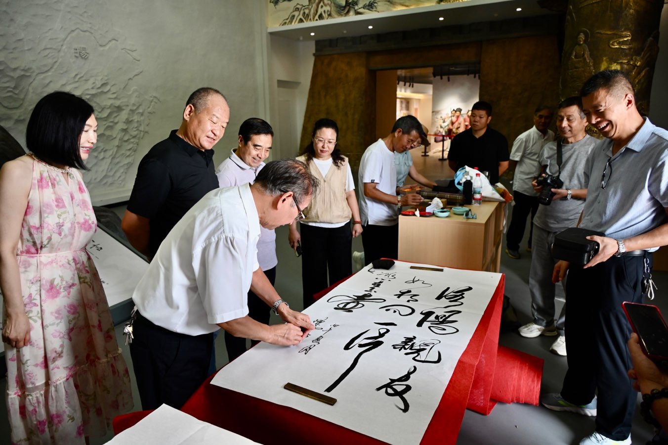 洛阳偃师:百米长卷写长征 一纸翰墨客家情(图15)