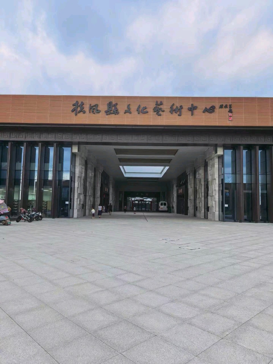 【都市头条成都文苑编辑部】主编周原翁;诗文作者楊达.屈军强.翟功印.肖乃生.王兵.康登科.秦牛.冯期武.何俊锋.边丽萍.楊云冰.强玉昌.肖乃生.楊烈焰.张培兰.(图65)