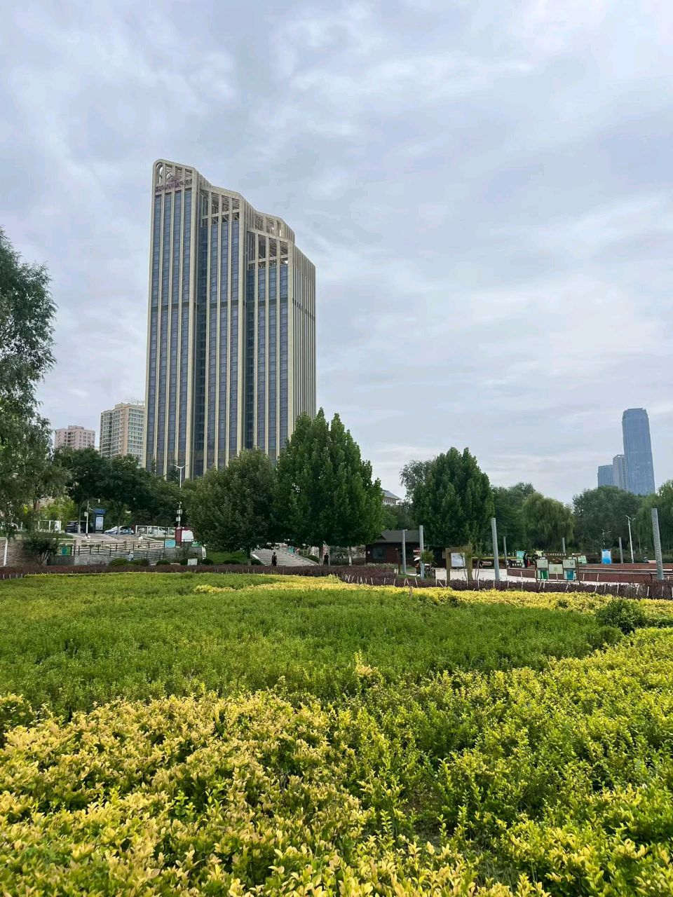 【都市头条成都文苑编辑部】主编周原翁;诗文作者楊达.屈军强.翟功印.肖乃生.王兵.康登科.秦牛.冯期武.何俊锋.边丽萍.楊云冰.强玉昌.肖乃生.楊烈焰.张培兰.(图89)