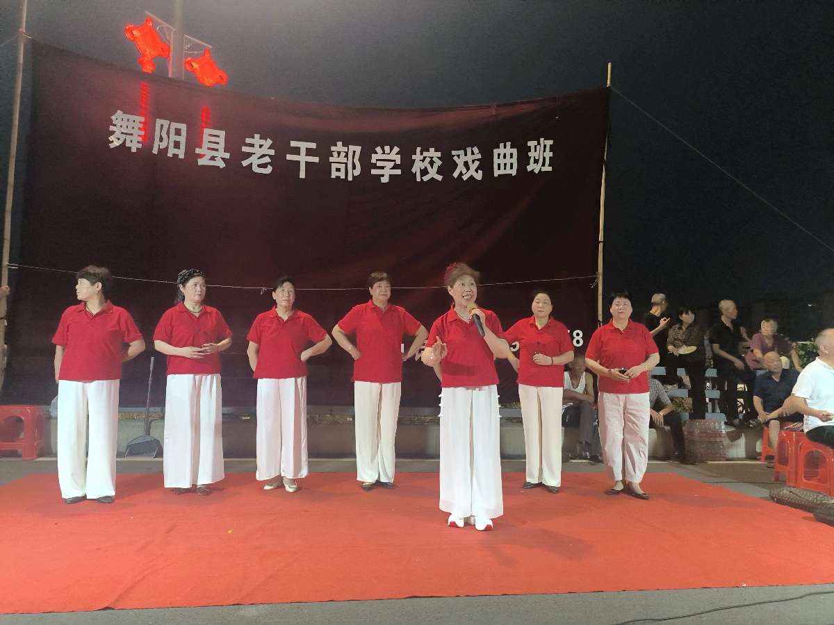 繁星湖畔戏韵浓，文艺消夏惠民心