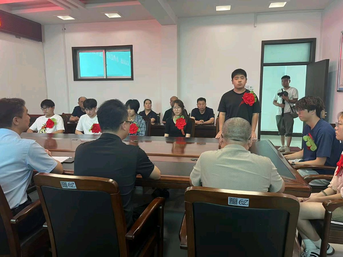 宝丰县父城街道：爱心企业暖心助学 情暖一线干部子女（图2）