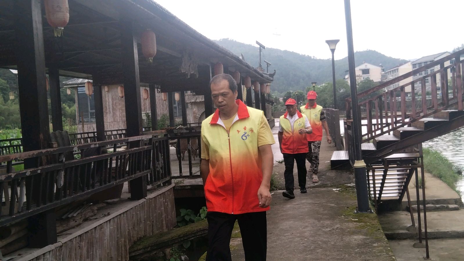 调研生态葡萄 助农稳产增收