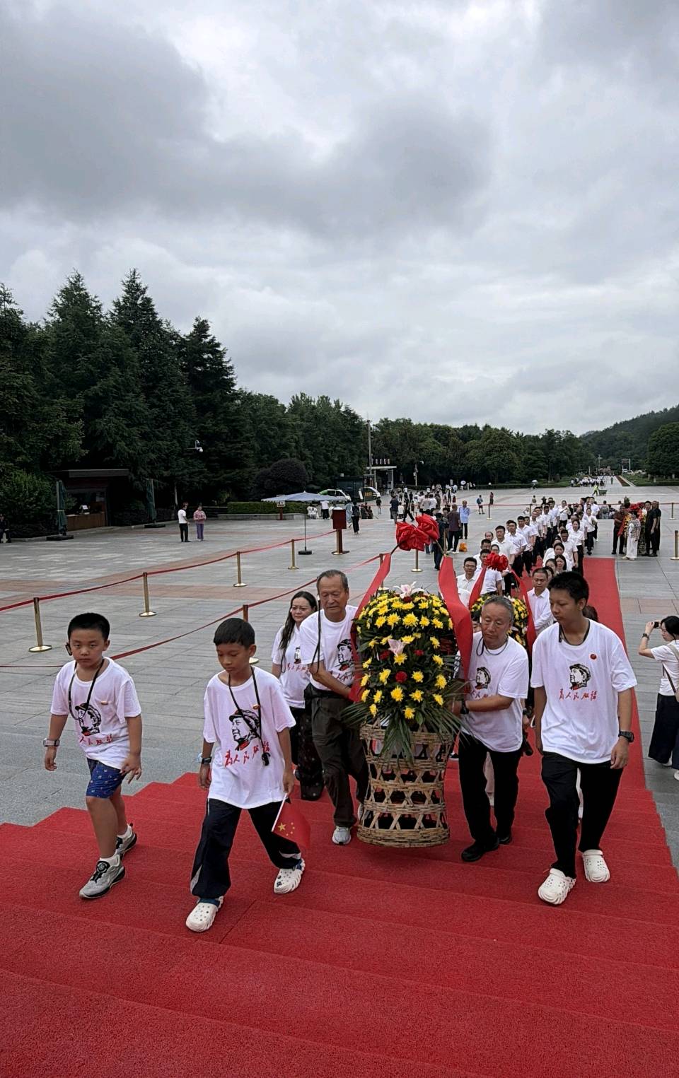 【老兵情怀•红色记忆•韶山】张富贵：韶峰松柏年年翠，伟迹英名万古传——瞻仰韶山毛泽东主席铜像广场敬献花篮掠影诗文5章•北京头条•西安头条•都市头条发！（图16）