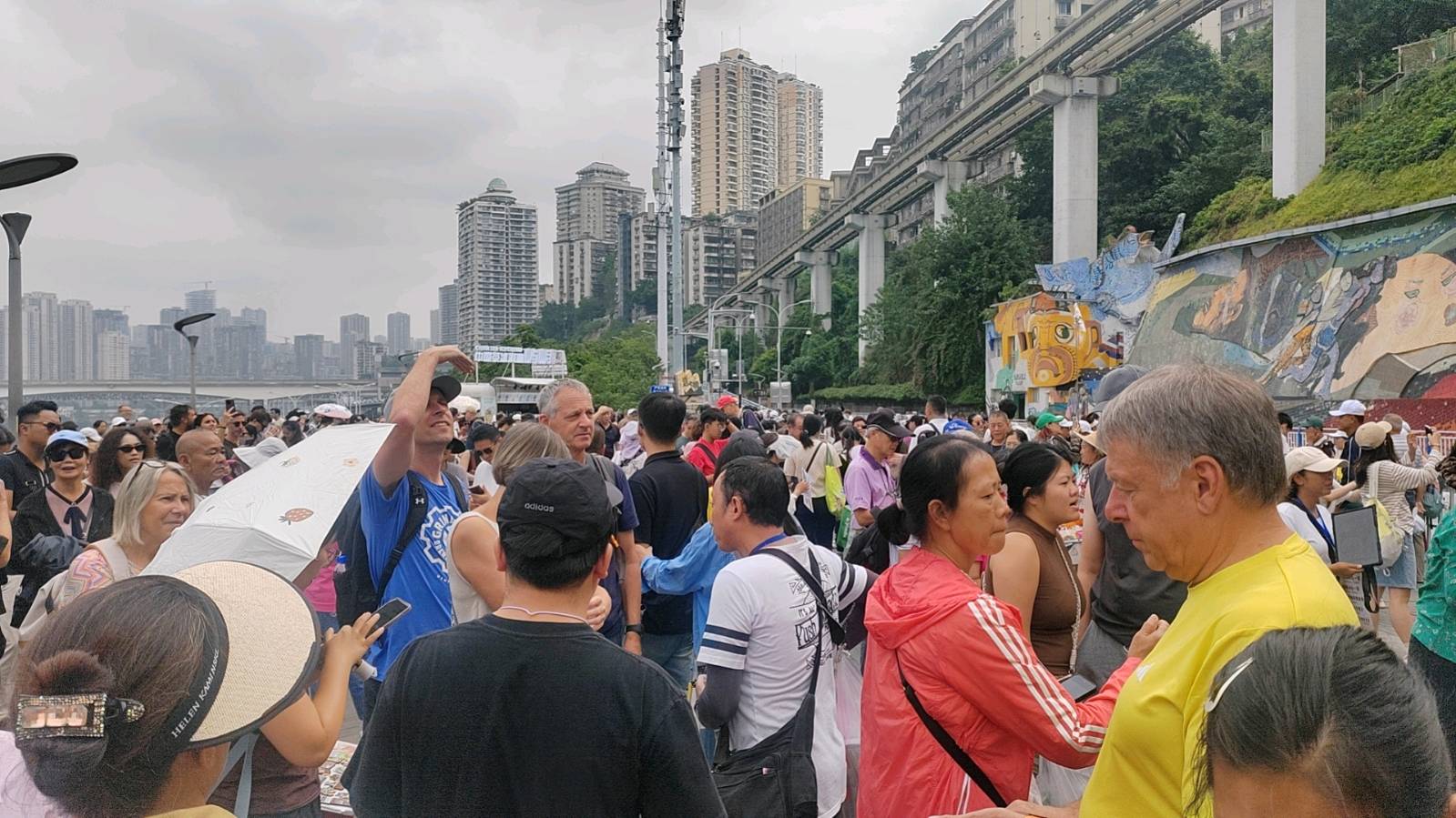 诵云中鹤/文金色中国《重庆李子坝轻轨穿楼亲历记》（图3）