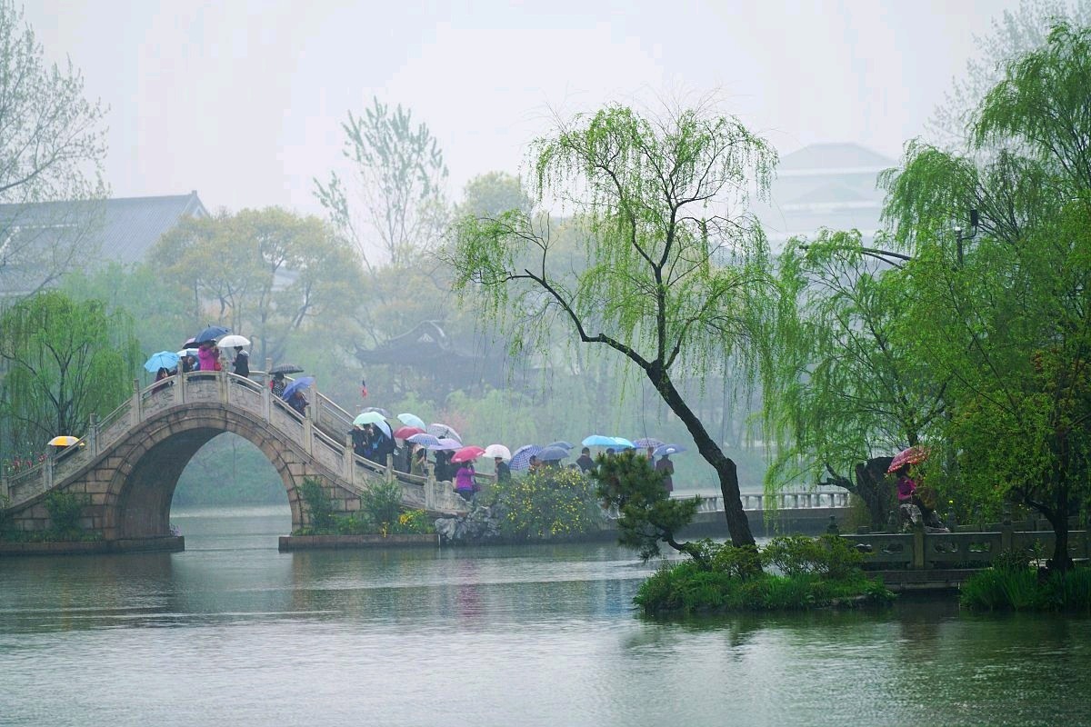 【大雨.西湖.孤舟游】作者刘力 朗诵者阳光