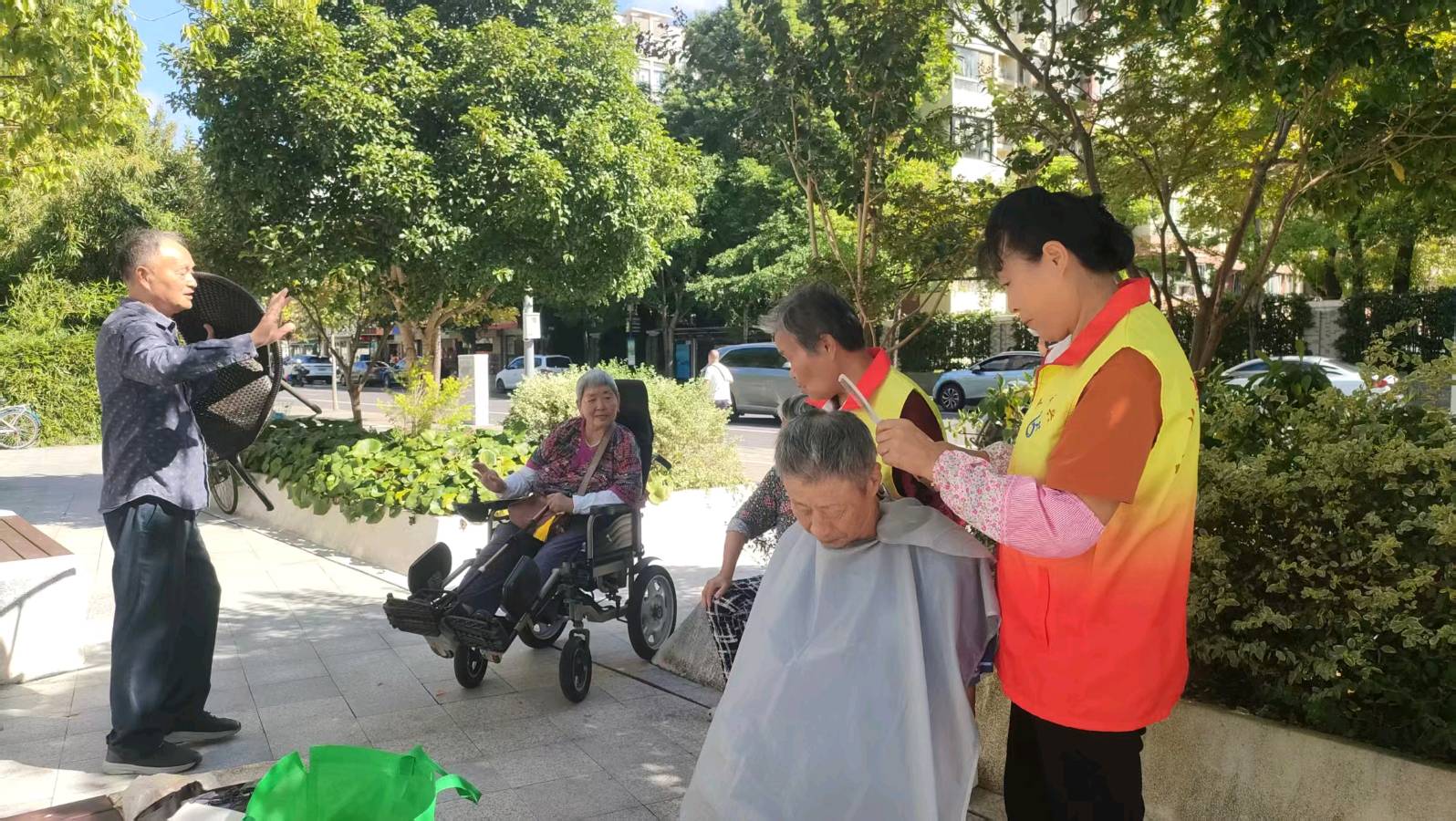公园义剪传温情 共话统一大市场（图2）
