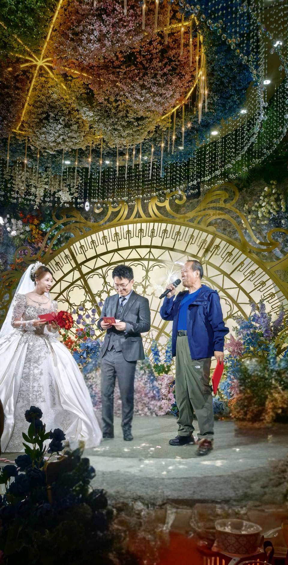 【婚庆纪念专刊】张富贵：缘定三生情牵一世*热烈祝贺张帆先生闫玮女士结婚典礼在西安市伯爵礼宴婚礼中心爱丽丝厅隆重举行组诗六首及现场掠影*北京头条•都市头条发布！（图40）