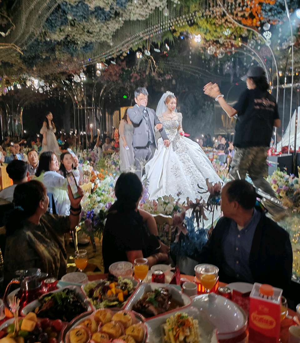 【婚庆纪念专刊】张富贵：缘定三生情牵一世*热烈祝贺张帆先生闫玮女士结婚典礼在西安市伯爵礼宴婚礼中心爱丽丝厅隆重举行组诗六首及现场掠影*北京头条•都市头条发布！（图20）