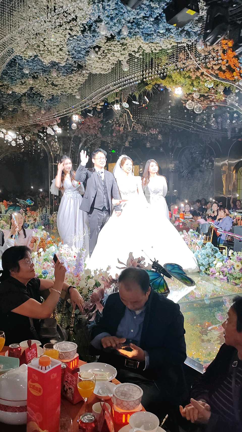 【婚庆纪念专刊】张富贵：缘定三生情牵一世*热烈祝贺张帆先生闫玮女士结婚典礼在西安市伯爵礼宴婚礼中心爱丽丝厅隆重举行组诗六首及现场掠影*北京头条•都市头条发布！（图17）