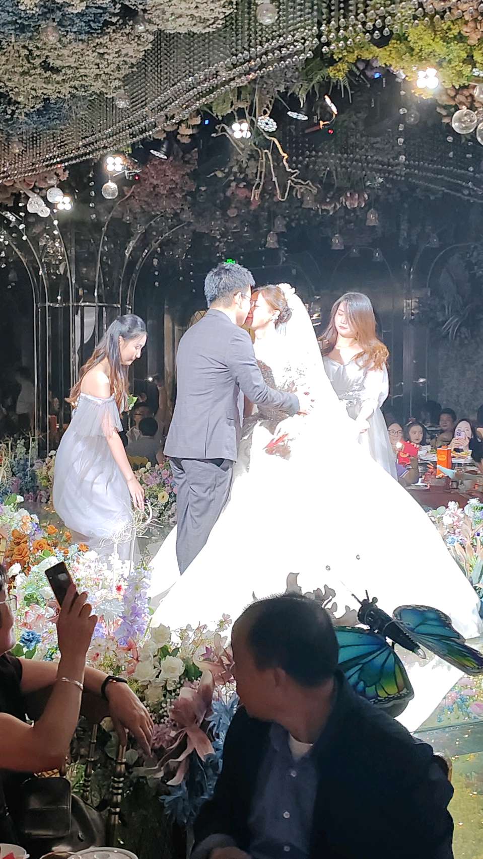 【婚庆纪念专刊】张富贵：缘定三生情牵一世*热烈祝贺张帆先生闫玮女士结婚典礼在西安市伯爵礼宴婚礼中心爱丽丝厅隆重举行组诗六首及现场掠影*北京头条•都市头条发布！（图15）
