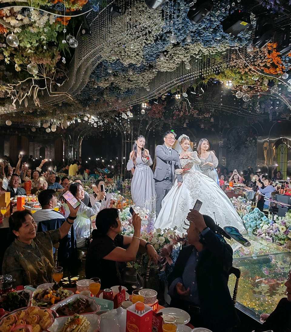 【婚庆纪念专刊】张富贵：缘定三生情牵一世*热烈祝贺张帆先生闫玮女士结婚典礼在西安市伯爵礼宴婚礼中心爱丽丝厅隆重举行组诗六首及现场掠影*北京头条•都市头条发布！（图18）