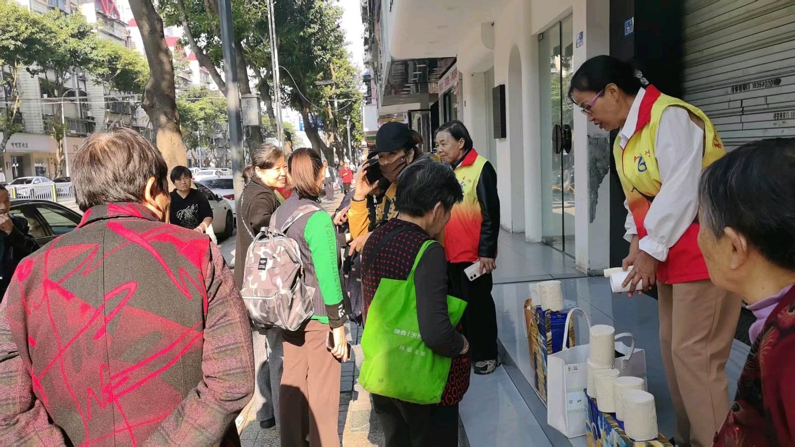 志愿服务进街道 共筑市场新风尚（图2）
