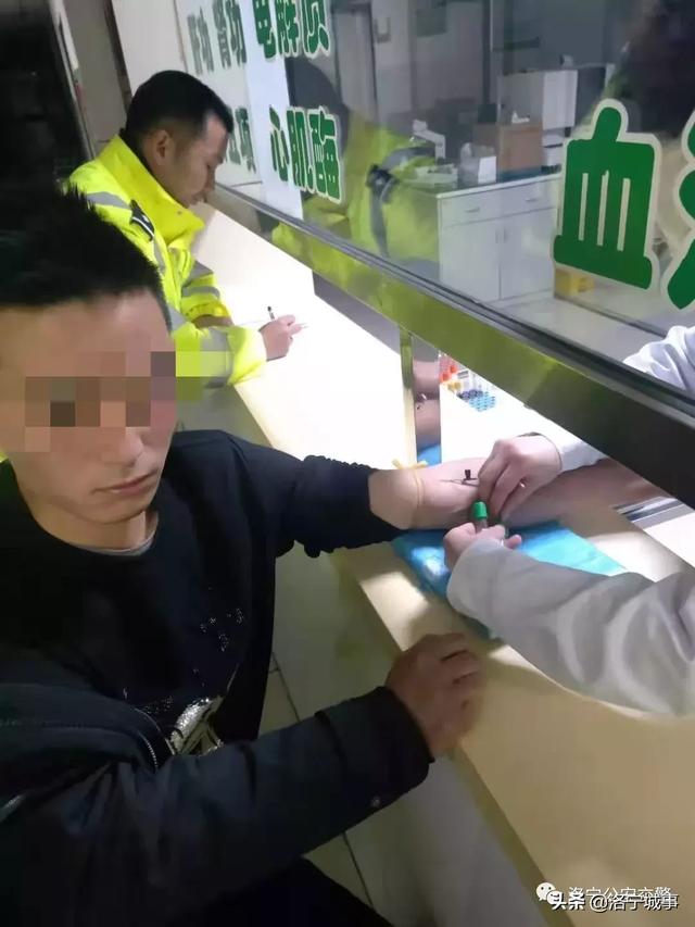 洛宁交警查酒驾,遭遇司机疯狂闯卡!(图2)