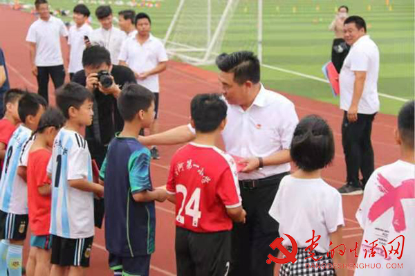 2019年宝丰县中小学生扶贫足球夏令营胜利闭营 寰俊鍥剧墖_2019年宝丰县中小学生扶贫足球夏令营胜利闭营