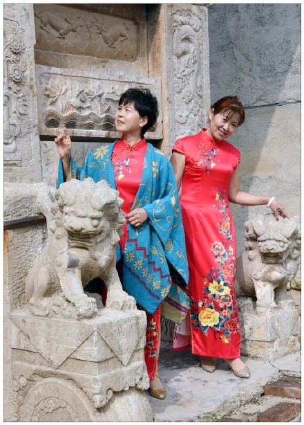 历史美雕刻.国服之精华--东阿旗袍协会魏庄石牌坊游览记--王乐洲摄