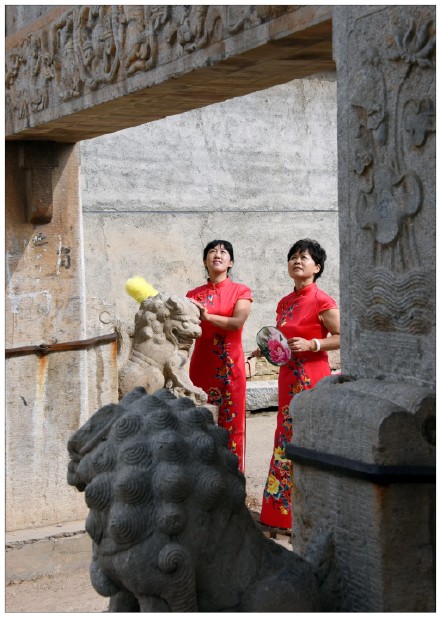 历史美雕刻.国服之精华--东阿旗袍协会魏庄石牌坊游览记--王乐洲摄