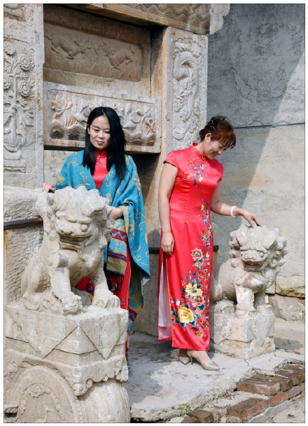历史美雕刻.国服之精华--东阿旗袍协会魏庄石牌坊游览记--王乐洲摄