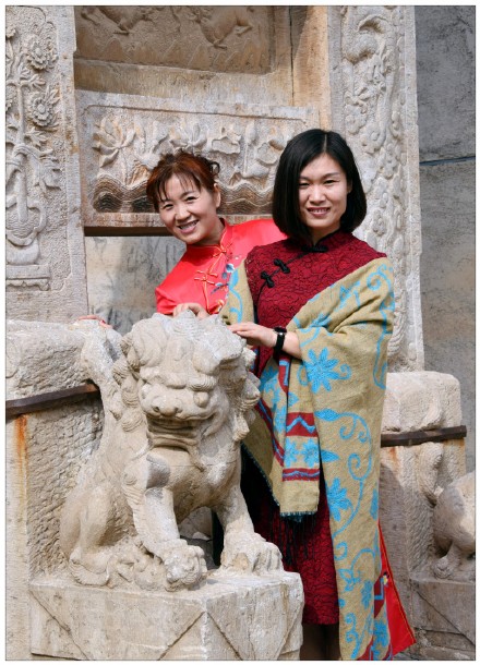 历史美雕刻.国服之精华--东阿旗袍协会魏庄石牌坊游览记--王乐洲摄