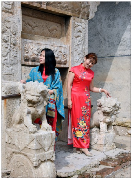 历史美雕刻.国服之精华--东阿旗袍协会魏庄石牌坊游览记--王乐洲摄