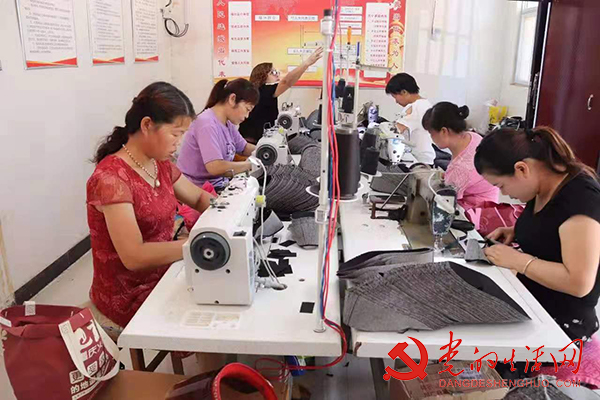 乡村鞋帮加工基地 铺出门前致富路 寰俊鍥剧墖_乡村鞋帮加工基地 铺出门前致富路