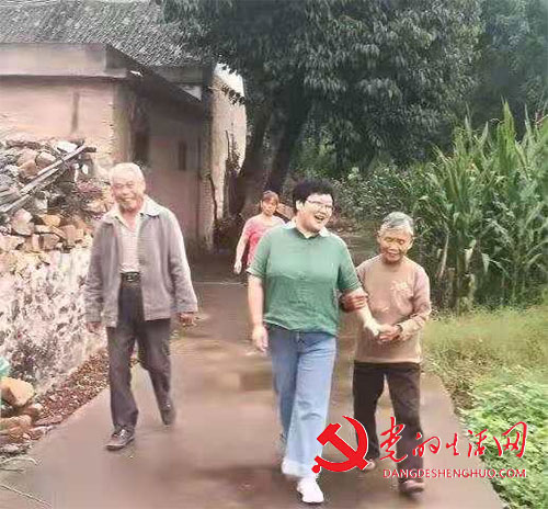 宝丰县商务局:每逢佳节倍思亲 扶贫路上看亲人 宝丰县商务局:每逢佳节倍思亲 扶贫路上看亲人
