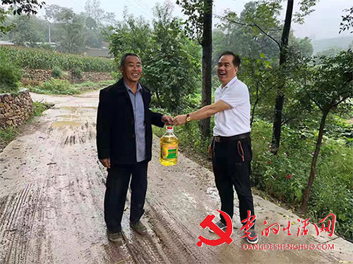 宝丰县商务局:每逢佳节倍思亲 扶贫路上看亲人 宝丰县商务局:每逢佳节倍思亲 扶贫路上看亲人