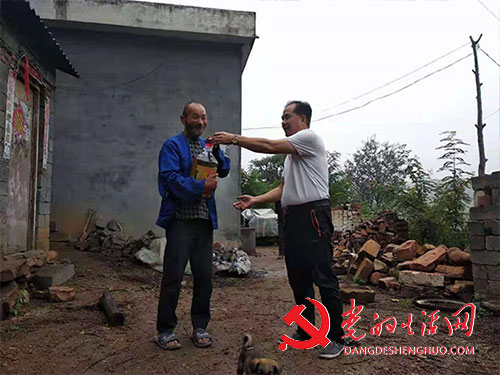 宝丰县商务局:每逢佳节倍思亲 扶贫路上看亲人 宝丰县商务局:每逢佳节倍思亲 扶贫路上看亲人