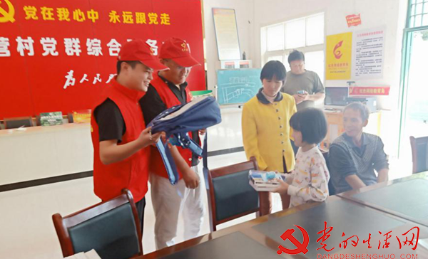 扶贫路上守初心 引领发展担使命 寰俊鍥剧墖_扶贫路上守初心 引领发展担使命