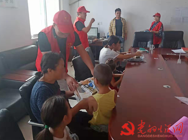 扶贫路上守初心 引领发展担使命 寰俊鍥剧墖_扶贫路上守初心 引领发展担使命