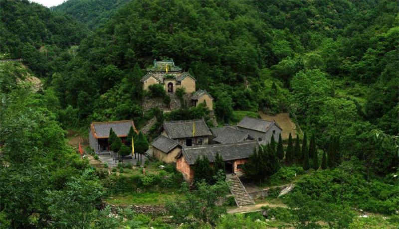 王屋山主峰天坛山脚下的迎恩宫