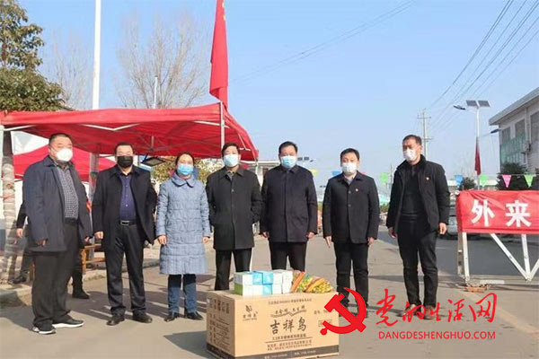 宝丰县慈善总会深入乡村路口配送防护物品慰问一线工作人员 宝丰县慈善总会深入乡村路口配送防护物品慰问一线工作人员