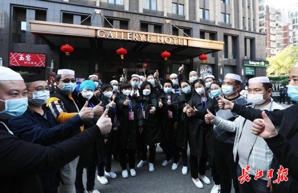 “武汉谢谢你！”外地医疗队有序撤离，市民含泪送行（图3）