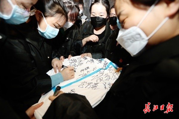 “武汉谢谢你！”外地医疗队有序撤离，市民含泪送行（图4）