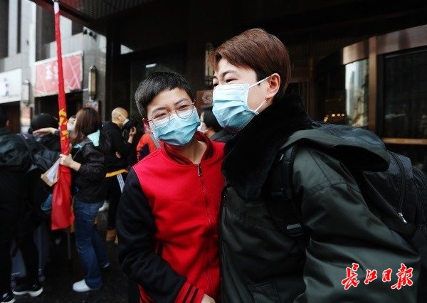 “武汉谢谢你！”外地医疗队有序撤离，市民含泪送行（图5）