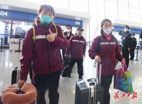 “武汉谢谢你！”外地医疗队有序撤离，市民含泪送行（图7）