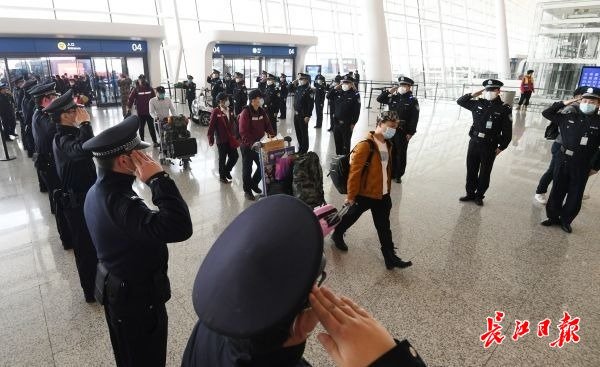 “武汉谢谢你！”外地医疗队有序撤离，市民含泪送行（图8）