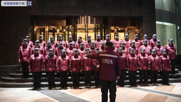 “武汉谢谢你！”外地医疗队有序撤离，市民含泪送行（图9）