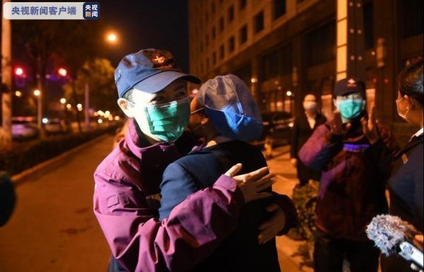“武汉谢谢你！”外地医疗队有序撤离，市民含泪送行（图10）