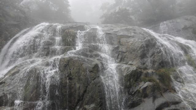​张荣才：七律•夜宿泰山遇雨（图2）