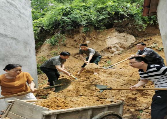 洪水无情人有情危难时刻显担当67湖北英山草盘地镇积极组织干部群众