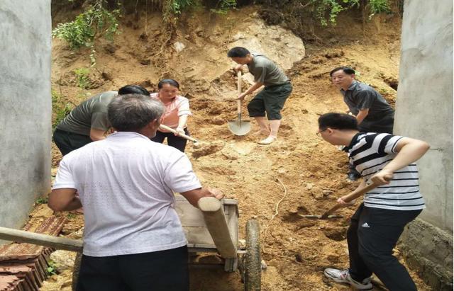 洪水无情人有情危难时刻显担当67湖北英山草盘地镇积极组织干部群众
