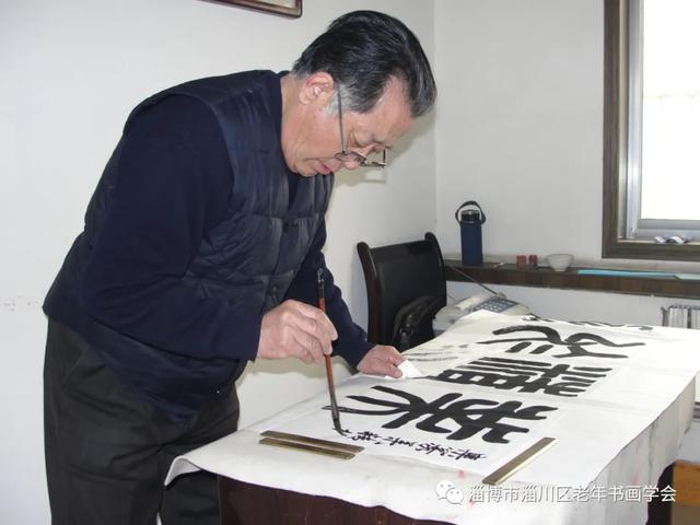 上图:已故牛国泰老师在创作 上图:已故侯子敏老师在