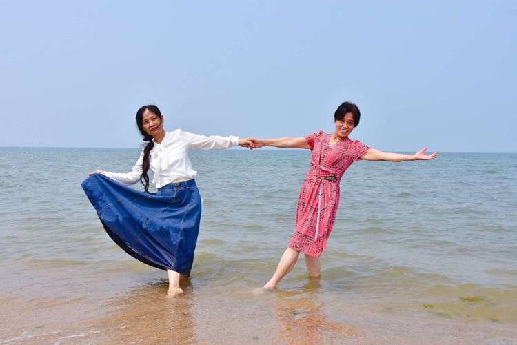 苏林:踏浪 大海边的欢笑(图8)
