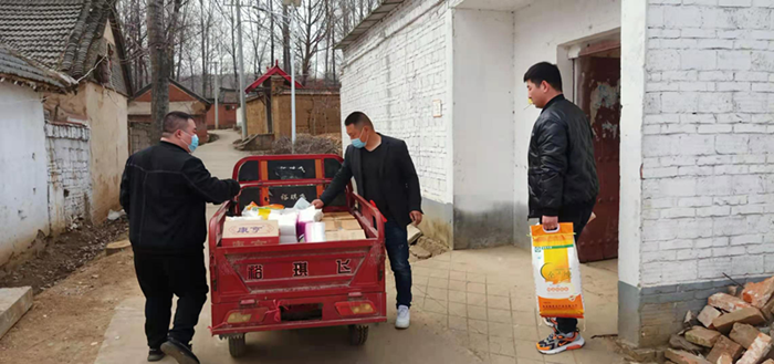 鲁山县张良镇：12名返乡青年慰问看望孤寡老人（图2）
