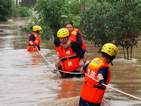 郑州洪灾感人图片图片