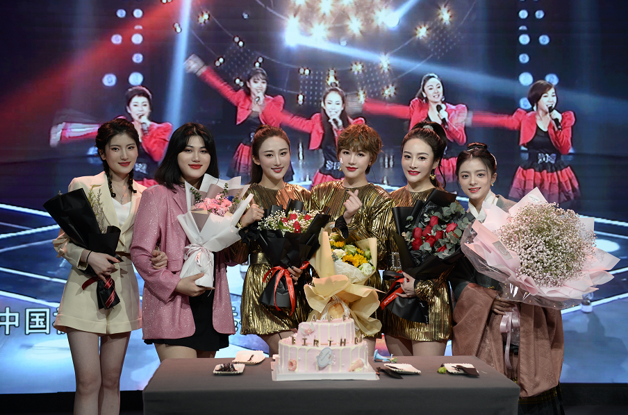 青春美少女25周年演唱会圆满落幕蒋中一凡清特别助阵现场歌迷欢呼